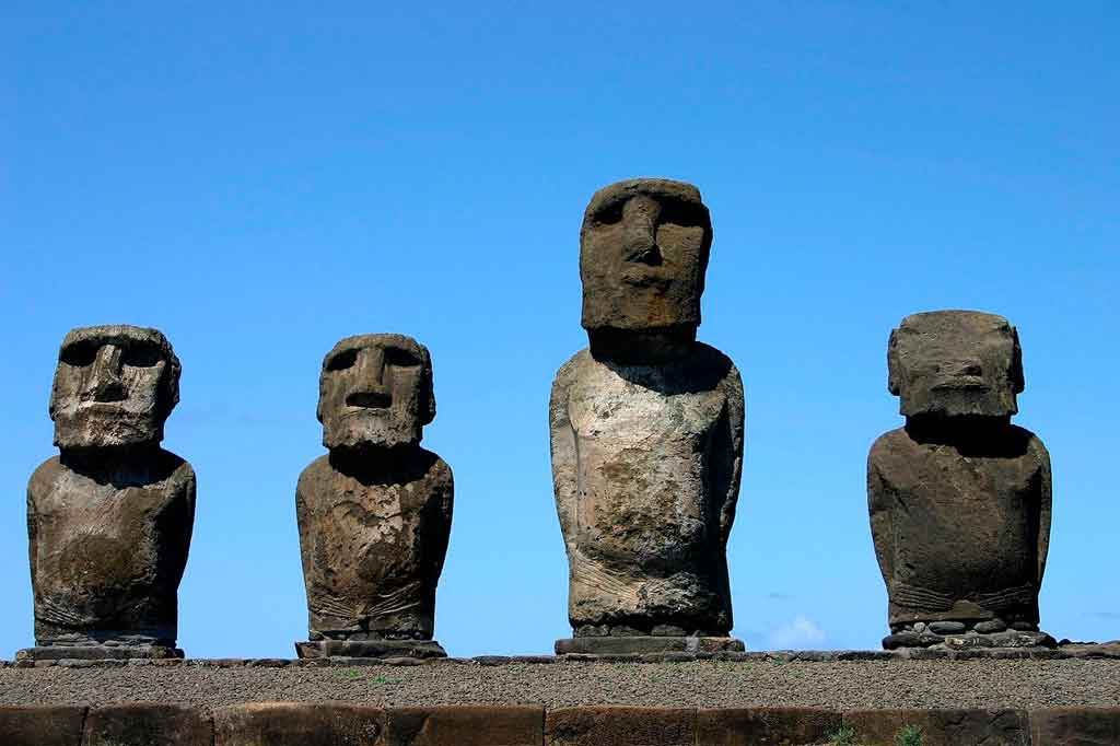 Rosto de pedra na ilha de páscoa. antiga estátua de moai. símbolo de  viagens famoso. turismo e objeto tropical de férias. ídolo de pedra