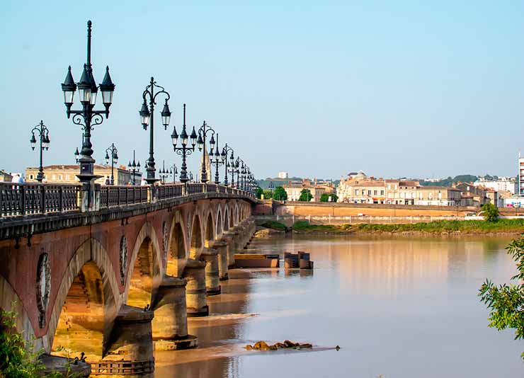 Praça às margens do Rio Garonne