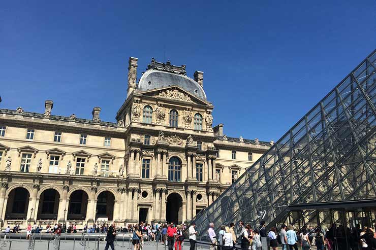 Qual é o horário funcionamento do Louvre?