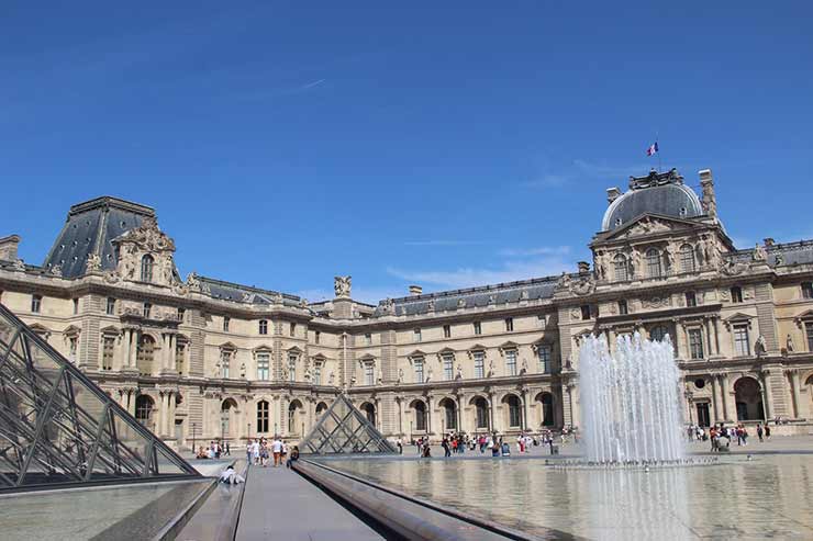 Onde fica o Museu do Louvre?