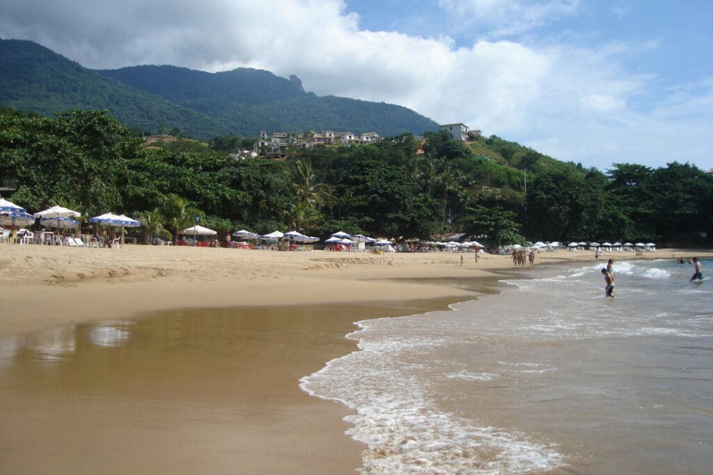 Qual é a praia mais movimentada de Ilhabela?